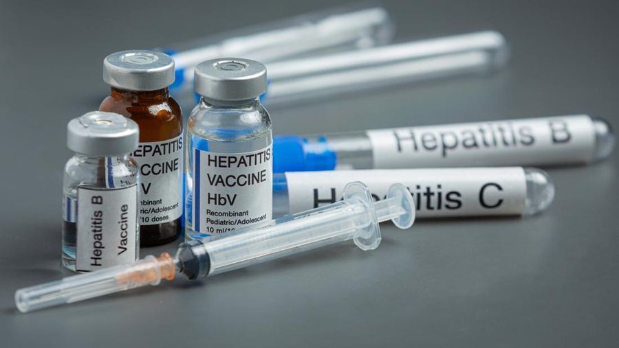 world hepatitis day concept with medical tools and pills placed on gray background. Ilustrasi Hepatitis (photo created by jcomp via Freepik)
