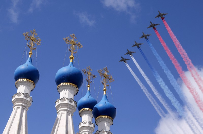 Parade milter Rusia peringatan kemenangan atas Nazi Jerman dalam Perang Dunia II Kendaraan artileri self-propelled Rusia, tank dan kendaraan militer berkumpul di jalan Tverskaya menuju Lapangan Merah selama latihan untuk parade militer Hari Kemenangan di Moskow, Rusia, Rabu (4/5/2022). Pawai akan berlangsung di Lapangan Merah Moskow pada Mei 9 untuk merayakan 76 tahun kemenangan dalam Perang Dunia II. (AP Photo/Alexander Zemlianichenko)
