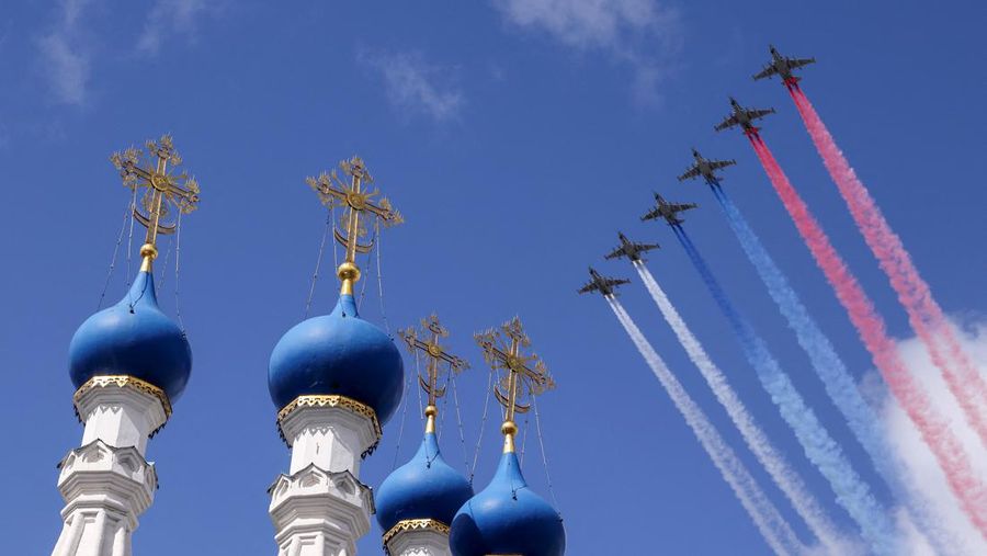 Pesawat jet Sukhoi Su-25 Rusia mengeluarkan asap berwarna bendera negara Rusia selama latihan untuk flypast, yang merupakan bagian dari parade militer yang menandai peringatan kemenangan atas Nazi Jerman dalam Perang Dunia Kedua, di Moskow, Rusia, Rabu (4/5/2022). (REUTERS/Maxim Shemetov)