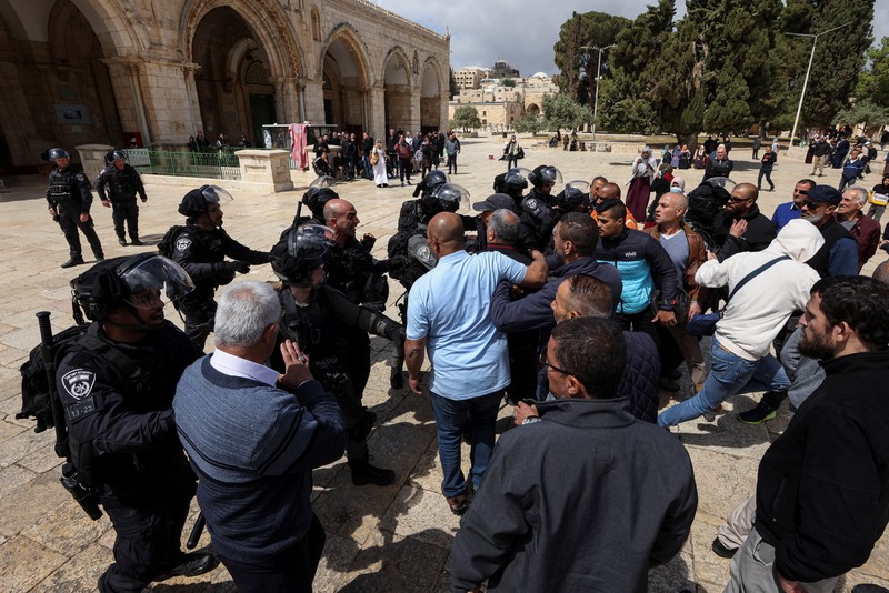 Bentrokan Polisi Israel dengan Umat Muslim di kompleks Masjid Al-Aqsa Pasukan keamanan Israel berjaga di dekat sebuah pintu di kompleks Masjid Al-Aqsa di Kota Tua Yerusalem, Kamis (5/4/2022). (REUTERS/Ammar Awad)