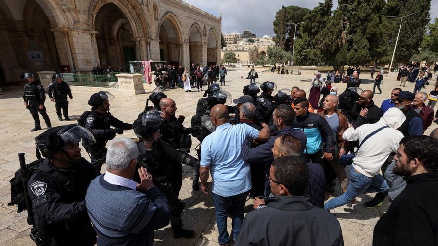 Pasukan keamanan Israel berjaga di dekat sebuah pintu di kompleks Masjid Al-Aqsa di Kota Tua Yerusalem, Kamis (5/4/2022). (REUTERS/Ammar Awad)