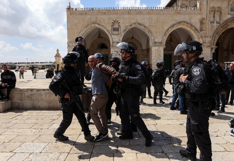 Bentrokan Polisi Israel dengan Umat Muslim di kompleks Masjid Al-Aqsa Pasukan keamanan Israel berjaga di dekat sebuah pintu di kompleks Masjid Al-Aqsa di Kota Tua Yerusalem, Kamis (5/4/2022). (REUTERS/Ammar Awad)