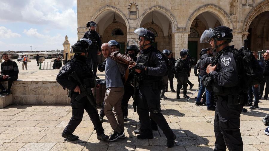 Pasukan keamanan Israel berjaga di dekat sebuah pintu di kompleks Masjid Al-Aqsa di Kota Tua Yerusalem, Kamis (5/4/2022). (REUTERS/Ammar Awad)