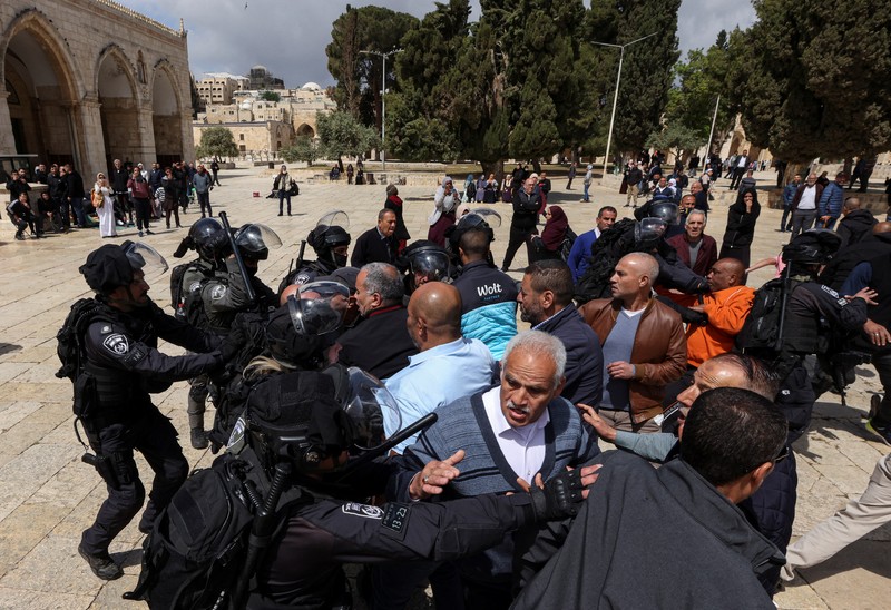 Bentrokan Polisi Israel dengan Umat Muslim di kompleks Masjid Al-Aqsa Pasukan keamanan Israel berjaga di dekat sebuah pintu di kompleks Masjid Al-Aqsa di Kota Tua Yerusalem, Kamis (5/4/2022). (REUTERS/Ammar Awad)