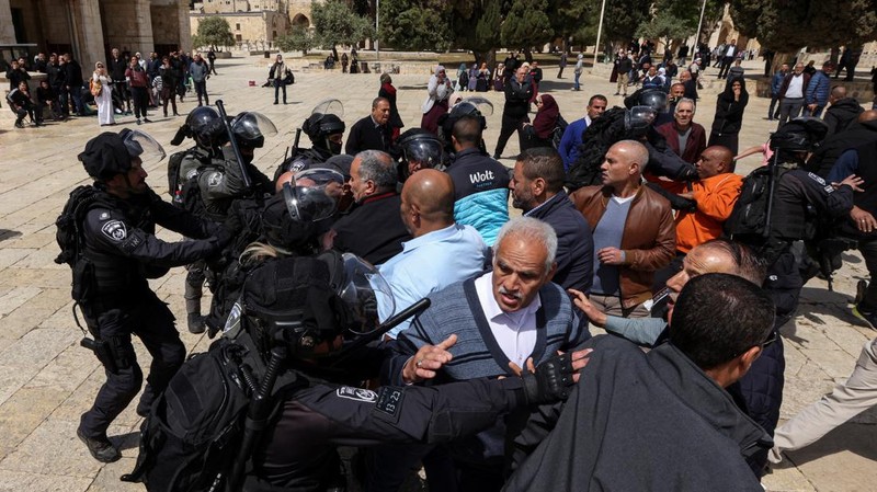Pasukan keamanan Israel berjaga di dekat sebuah pintu di kompleks Masjid Al-Aqsa di Kota Tua Yerusalem, Kamis (5/4/2022). (REUTERS/Ammar Awad)
