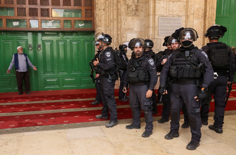 Bentrokan Polisi Israel dengan Umat Muslim di kompleks Masjid Al-Aqsa Pasukan keamanan Israel berjaga di dekat sebuah pintu di kompleks Masjid Al-Aqsa di Kota Tua Yerusalem, Kamis (5/4/2022). (REUTERS/Ammar Awad)