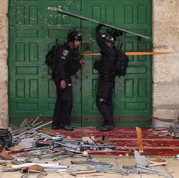 Polisi Israel & Warga Palestina Bentrok di Masid Al-Aqsa