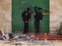 Polisi Israel & Warga Palestina Bentrok di Masid Al-Aqsa