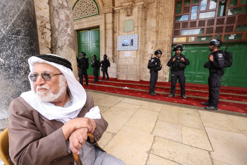 Bentrokan Polisi Israel dengan Umat Muslim di kompleks Masjid Al-Aqsa Pasukan keamanan Israel berjaga di dekat sebuah pintu di kompleks Masjid Al-Aqsa di Kota Tua Yerusalem, Kamis (5/4/2022). (REUTERS/Ammar Awad)