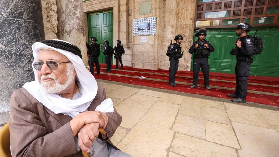 Pasukan keamanan Israel berjaga di dekat sebuah pintu di kompleks Masjid Al-Aqsa di Kota Tua Yerusalem, Kamis (5/4/2022). (REUTERS/Ammar Awad)