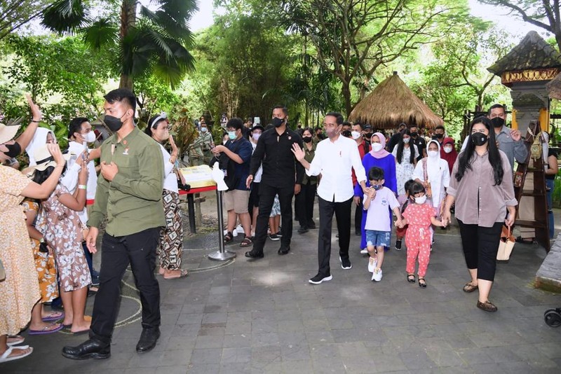 Presiden beserta Ibu Iriana Joko Widodo mengajak anak beserta cucu melakukan wisata satwa di Bali Safari & Marine Park, Kabupaten Gianyar, pada Kamis, 5 Mei 2022. (BPMI Setpres/Lukas)