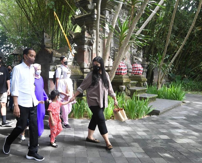 Presiden beserta Ibu Iriana Joko Widodo mengajak anak beserta cucu melakukan wisata satwa di Bali Safari & Marine Park, Kabupaten Gianyar, pada Kamis, 5 Mei 2022. (BPMI Setpres/Lukas)