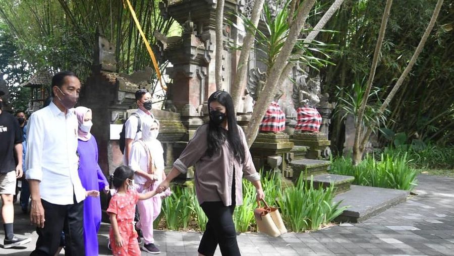 Presiden beserta Ibu Iriana Joko Widodo mengajak anak beserta cucu melakukan wisata satwa di Bali Safari & Marine Park, Kabupaten Gianyar, pada Kamis, 5 Mei 2022. (BPMI Setpres/Lukas)