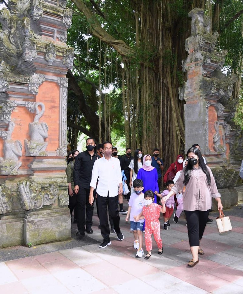 Presiden Jokowi Ajak Cucu Wisata Satwa di Bali Presiden beserta Ibu Iriana Joko Widodo mengajak anak beserta cucu melakukan wisata satwa di Bali Safari & Marine Park, Kabupaten Gianyar, pada Kamis, 5 Mei 2022. (BPMI Setpres/Lukas)