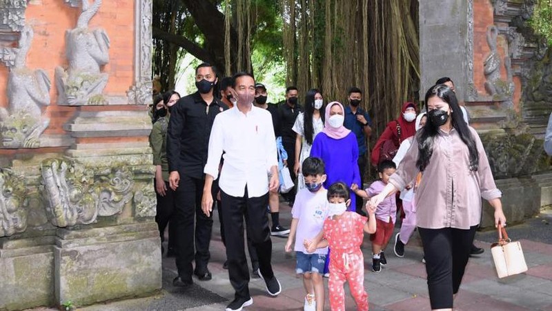 Presiden beserta Ibu Iriana Joko Widodo mengajak anak beserta cucu melakukan wisata satwa di Bali Safari & Marine Park, Kabupaten Gianyar, pada Kamis, 5 Mei 2022. (BPMI Setpres/Lukas)