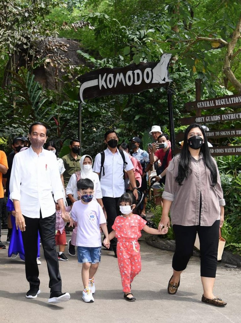 Presiden Jokowi Ajak Cucu Wisata Satwa di Bali Presiden beserta Ibu Iriana Joko Widodo mengajak anak beserta cucu melakukan wisata satwa di Bali Safari & Marine Park, Kabupaten Gianyar, pada Kamis, 5 Mei 2022. (BPMI Setpres/Lukas)
