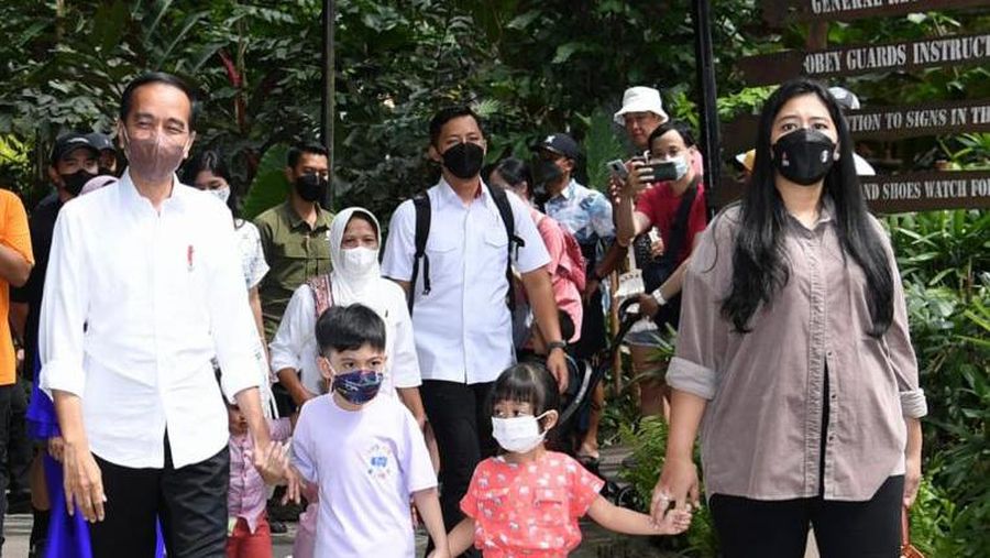 Presiden beserta Ibu Iriana Joko Widodo mengajak anak beserta cucu melakukan wisata satwa di Bali Safari & Marine Park, Kabupaten Gianyar, pada Kamis, 5 Mei 2022. (BPMI Setpres/Lukas)