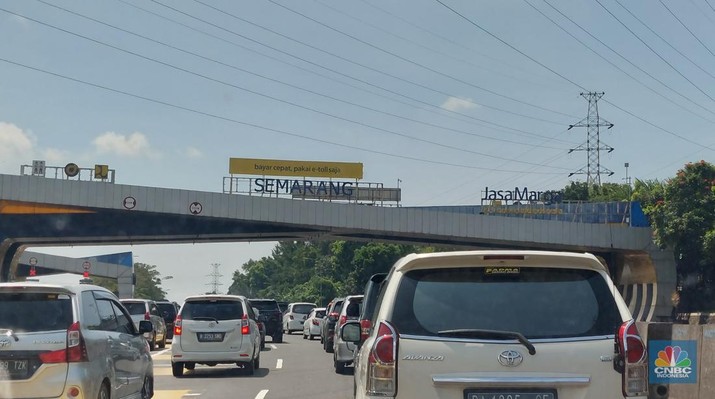 Kemacetan mulai terjadi di KM 470 pada pukul sekira 9.53 WIB hingga pukul 12.02 WIB. Kemacetan diperkirakan mengular hingga Gerbang Tol atau GT Kalikangkung KM 414. (CNBC Indonesia/Cantika Adinda)