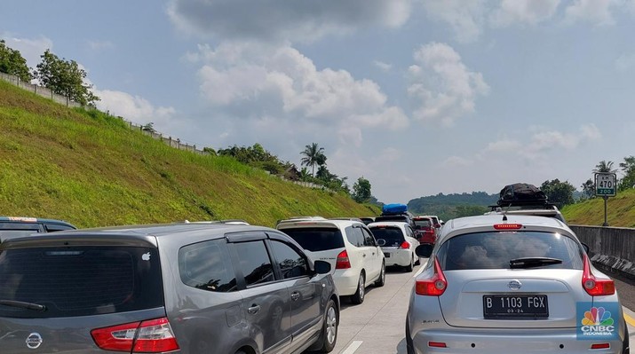 Kemacetan mulai terjadi di KM 470 pada pukul sekira 9.53 WIB hingga pukul 12.02 WIB. Kemacetan diperkirakan mengular hingga Gerbang Tol atau GT Kalikangkung KM 414. (CNBC Indonesia/Cantika Adinda)
