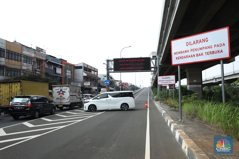 Lalu lintas Jalan KH Noer Ali Inspeksi Kalimalang macet berkilo-kilometer imbas penutupan ruas tol mengarah ke Cikampek pada Sabtu (7/5/2022). (CNBC Indonesia/Tri Susilo) Lalu lintas Jalan KH Noer Ali Inspeksi Kalimalang macet berkilo-kilometer imbas penutupan ruas tol mengarah ke Cikampek pada Sabtu (7/5/2022). (CNBC Indonesia/Tri Susilo)