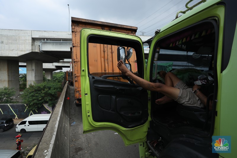 Lalu lintas Jalan KH Noer Ali Inspeksi Kalimalang macet berkilo-kilometer imbas penutupan ruas tol mengarah ke Cikampek pada Sabtu (7/5/2022). (CNBC Indonesia/Tri Susilo) Lalu lintas Jalan KH Noer Ali Inspeksi Kalimalang macet berkilo-kilometer imbas penutupan ruas tol mengarah ke Cikampek pada Sabtu (7/5/2022). (CNBC Indonesia/Tri Susilo)