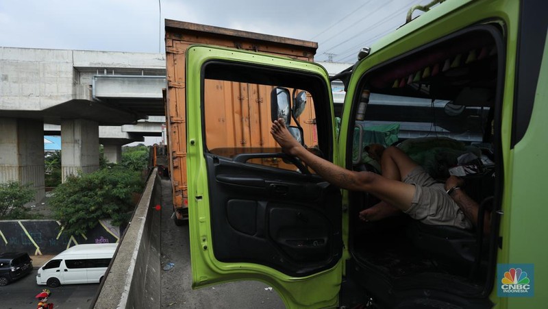 Lalu lintas Jalan KH Noer Ali Inspeksi Kalimalang macet berkilo-kilometer imbas penutupan ruas tol mengarah ke Cikampek pada Sabtu (7/5/2022). (CNBC Indonesia/Tri Susilo)