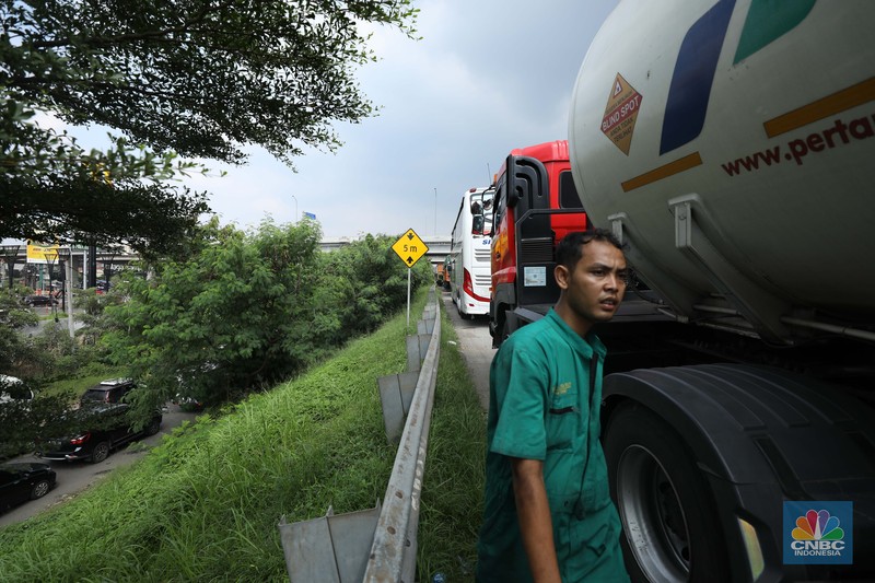 Lalu lintas Jalan KH Noer Ali Inspeksi Kalimalang macet berkilo-kilometer imbas penutupan ruas tol mengarah ke Cikampek pada Sabtu (7/5/2022). (CNBC Indonesia/Tri Susilo) Lalu lintas Jalan KH Noer Ali Inspeksi Kalimalang macet berkilo-kilometer imbas penutupan ruas tol mengarah ke Cikampek pada Sabtu (7/5/2022). (CNBC Indonesia/Tri Susilo)