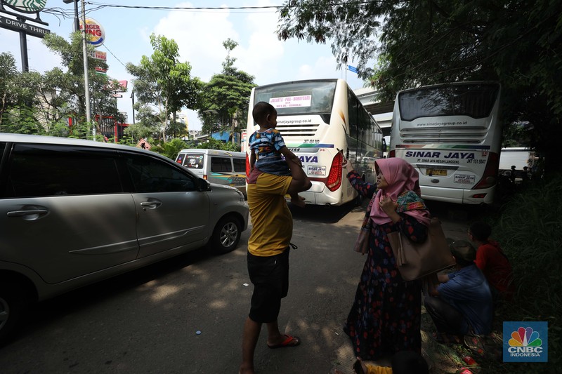 Lalu lintas Jalan KH Noer Ali Inspeksi Kalimalang macet berkilo-kilometer imbas penutupan ruas tol mengarah ke Cikampek pada Sabtu (7/5/2022). (CNBC Indonesia/Tri Susilo) Lalu lintas Jalan KH Noer Ali Inspeksi Kalimalang macet berkilo-kilometer imbas penutupan ruas tol mengarah ke Cikampek pada Sabtu (7/5/2022). (CNBC Indonesia/Tri Susilo)