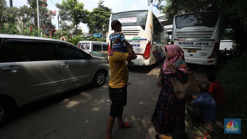 Lalu lintas Jalan KH Noer Ali Inspeksi Kalimalang macet berkilo-kilometer imbas penutupan ruas tol mengarah ke Cikampek pada Sabtu (7/5/2022). (CNBC Indonesia/Tri Susilo)