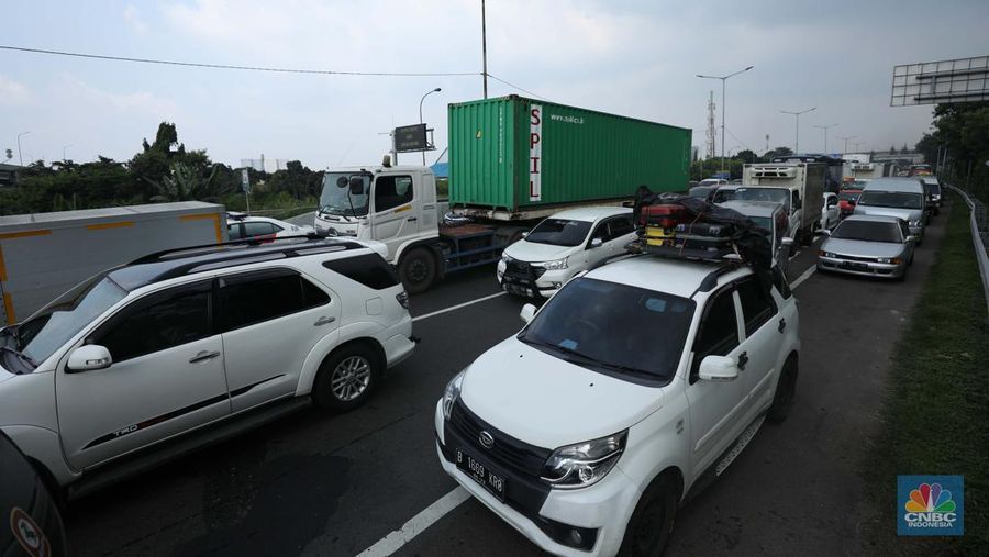 Lalu lintas Jalan KH Noer Ali Inspeksi Kalimalang macet berkilo-kilometer imbas penutupan ruas tol mengarah ke Cikampek pada Sabtu (7/5/2022). (CNBC Indonesia/Tri Susilo)