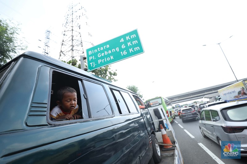 Lalu lintas Jalan KH Noer Ali Inspeksi Kalimalang macet berkilo-kilometer imbas penutupan ruas tol mengarah ke Cikampek pada Sabtu (7/5/2022). (CNBC Indonesia/Tri Susilo) Lalu lintas Jalan KH Noer Ali Inspeksi Kalimalang macet berkilo-kilometer imbas penutupan ruas tol mengarah ke Cikampek pada Sabtu (7/5/2022). (CNBC Indonesia/Tri Susilo)