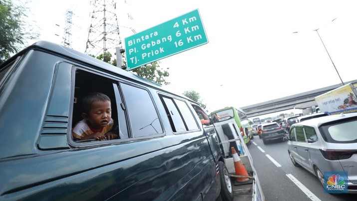 Lalu lintas Jalan KH Noer Ali Inspeksi Kalimalang macet berkilo-kilometer imbas penutupan ruas tol mengarah ke Cikampek pada Sabtu (7/5/2022). (CNBC Indonesia/Tri Susilo)