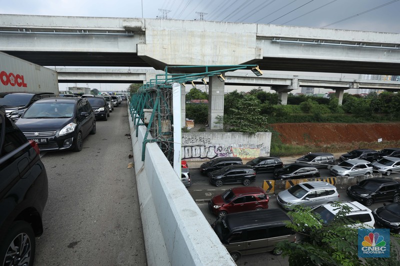 Lalu lintas Jalan KH Noer Ali Inspeksi Kalimalang macet berkilo-kilometer imbas penutupan ruas tol mengarah ke Cikampek pada Sabtu (7/5/2022). (CNBC Indonesia/Tri Susilo) Lalu lintas Jalan KH Noer Ali Inspeksi Kalimalang macet berkilo-kilometer imbas penutupan ruas tol mengarah ke Cikampek pada Sabtu (7/5/2022). (CNBC Indonesia/Tri Susilo)