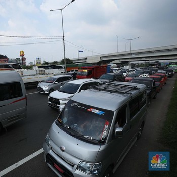Puncaknya Arus Balik, Kalimalang - Bekasi Macet Total