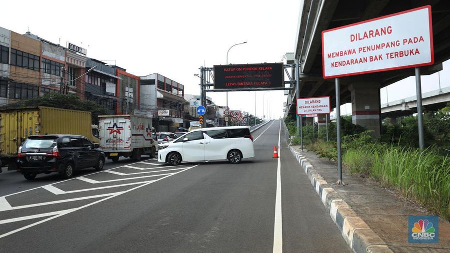 Lalu lintas Jalan KH Noer Ali Inspeksi Kalimalang macet berkilo-kilometer imbas penutupan ruas tol mengarah ke Cikampek pada Sabtu (7/5/2022). (CNBC Indonesia/Tri Susilo)