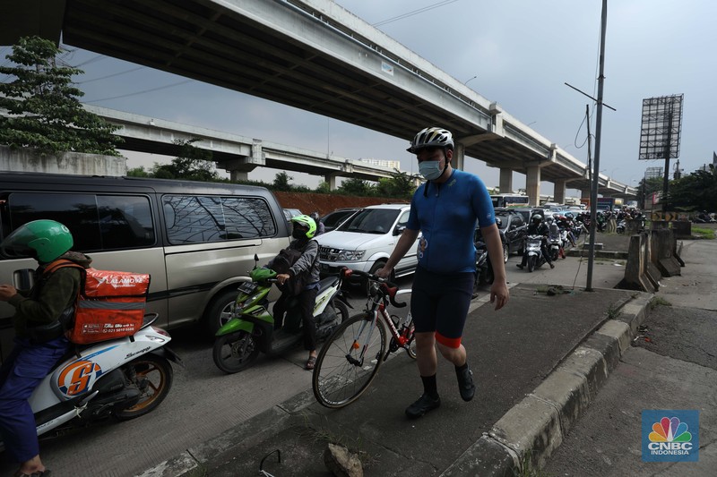 Lalu lintas Jalan KH Noer Ali Inspeksi Kalimalang macet berkilo-kilometer imbas penutupan ruas tol mengarah ke Cikampek pada Sabtu (7/5/2022). (CNBC Indonesia/Tri Susilo) Lalu lintas Jalan KH Noer Ali Inspeksi Kalimalang macet berkilo-kilometer imbas penutupan ruas tol mengarah ke Cikampek pada Sabtu (7/5/2022). (CNBC Indonesia/Tri Susilo)