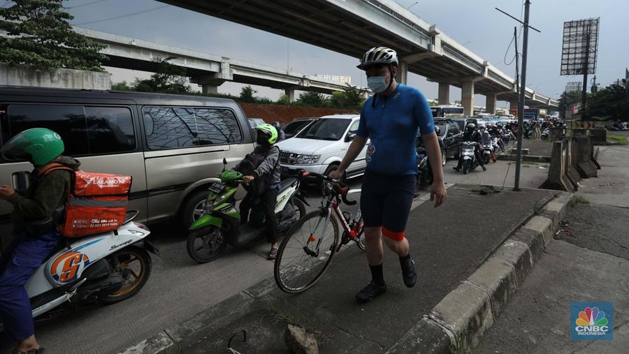 Lalu lintas Jalan KH Noer Ali Inspeksi Kalimalang macet berkilo-kilometer imbas penutupan ruas tol mengarah ke Cikampek pada Sabtu (7/5/2022). (CNBC Indonesia/Tri Susilo)