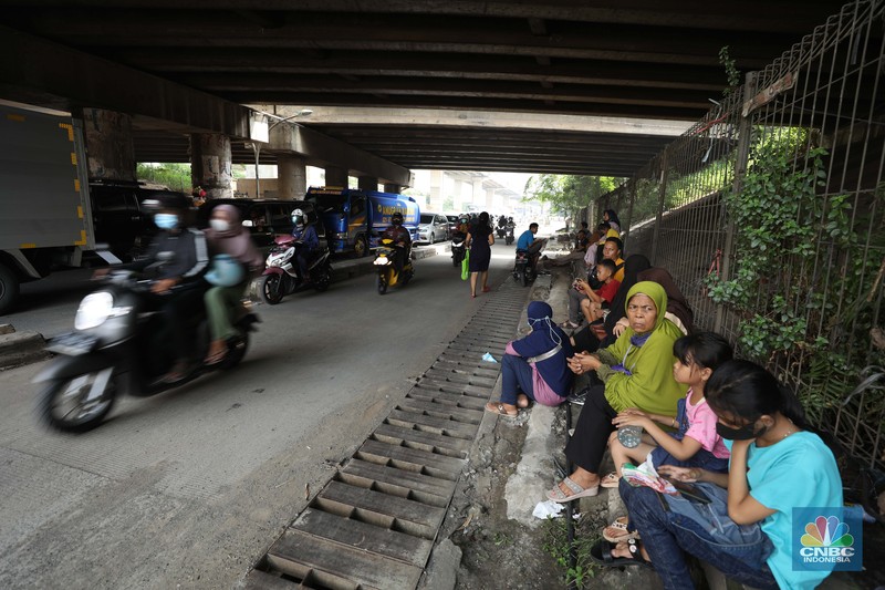 Lalu lintas Jalan KH Noer Ali Inspeksi Kalimalang macet berkilo-kilometer imbas penutupan ruas tol mengarah ke Cikampek pada Sabtu (7/5/2022). (CNBC Indonesia/Tri Susilo) Lalu lintas Jalan KH Noer Ali Inspeksi Kalimalang macet berkilo-kilometer imbas penutupan ruas tol mengarah ke Cikampek pada Sabtu (7/5/2022). (CNBC Indonesia/Tri Susilo)