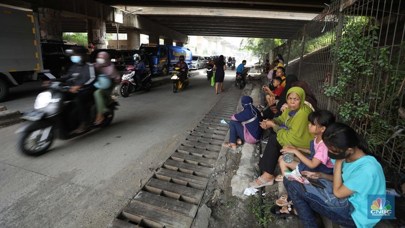 Lalu lintas Jalan KH Noer Ali Inspeksi Kalimalang macet berkilo-kilometer imbas penutupan ruas tol mengarah ke Cikampek pada Sabtu (7/5/2022). (CNBC Indonesia/Tri Susilo)