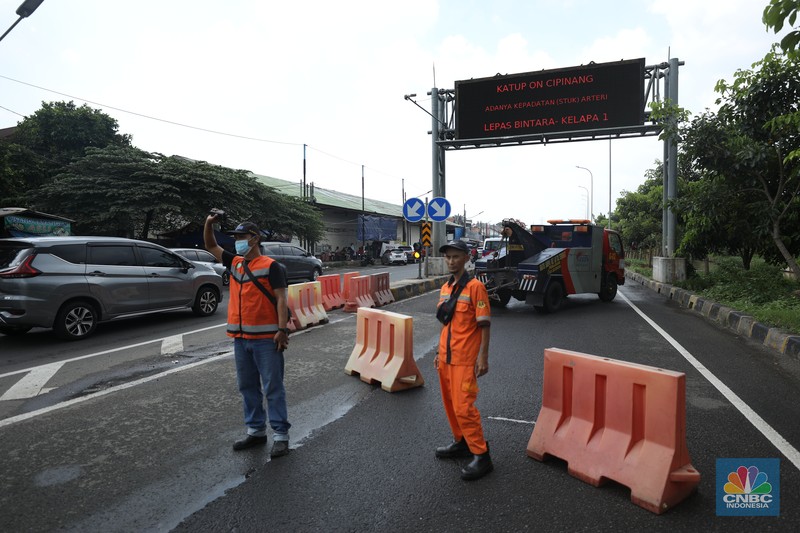 Lalu lintas Jalan KH Noer Ali Inspeksi Kalimalang macet berkilo-kilometer imbas penutupan ruas tol mengarah ke Cikampek pada Sabtu (7/5/2022). (CNBC Indonesia/Tri Susilo) Lalu lintas Jalan KH Noer Ali Inspeksi Kalimalang macet berkilo-kilometer imbas penutupan ruas tol mengarah ke Cikampek pada Sabtu (7/5/2022). (CNBC Indonesia/Tri Susilo)