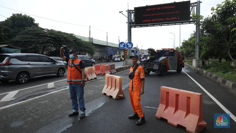 Lalu lintas Jalan KH Noer Ali Inspeksi Kalimalang macet berkilo-kilometer imbas penutupan ruas tol mengarah ke Cikampek pada Sabtu (7/5/2022). (CNBC Indonesia/Tri Susilo)