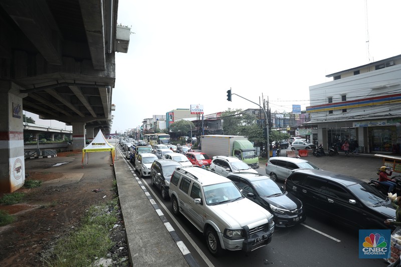 Lalu lintas Jalan KH Noer Ali Inspeksi Kalimalang macet berkilo-kilometer imbas penutupan ruas tol mengarah ke Cikampek pada Sabtu (7/5/2022). (CNBC Indonesia/Tri Susilo) Lalu lintas Jalan KH Noer Ali Inspeksi Kalimalang macet berkilo-kilometer imbas penutupan ruas tol mengarah ke Cikampek pada Sabtu (7/5/2022). (CNBC Indonesia/Tri Susilo)