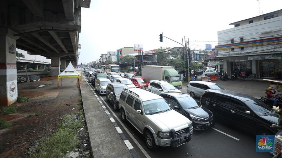 Lalu lintas Jalan KH Noer Ali Inspeksi Kalimalang macet berkilo-kilometer imbas penutupan ruas tol mengarah ke Cikampek pada Sabtu (7/5/2022). (CNBC Indonesia/Tri Susilo)