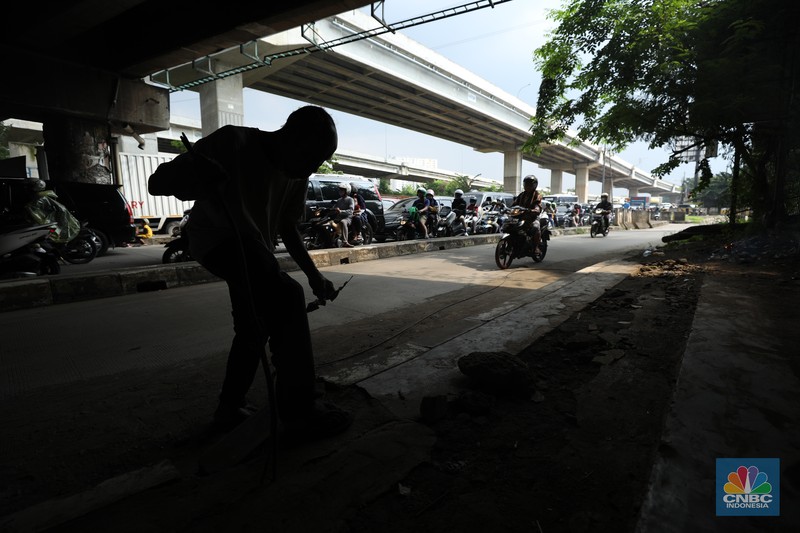 Lalu lintas Jalan KH Noer Ali Inspeksi Kalimalang macet berkilo-kilometer imbas penutupan ruas tol mengarah ke Cikampek pada Sabtu (7/5/2022). (CNBC Indonesia/Tri Susilo) Lalu lintas Jalan KH Noer Ali Inspeksi Kalimalang macet berkilo-kilometer imbas penutupan ruas tol mengarah ke Cikampek pada Sabtu (7/5/2022). (CNBC Indonesia/Tri Susilo)