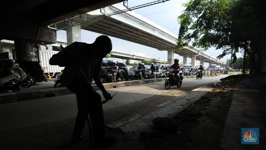 Lalu lintas Jalan KH Noer Ali Inspeksi Kalimalang macet berkilo-kilometer imbas penutupan ruas tol mengarah ke Cikampek pada Sabtu (7/5/2022). (CNBC Indonesia/Tri Susilo)