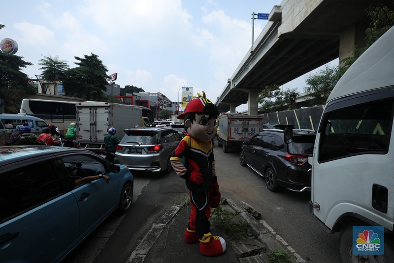Lalu lintas Jalan KH Noer Ali Inspeksi Kalimalang macet berkilo-kilometer imbas penutupan ruas tol mengarah ke Cikampek pada Sabtu (7/5/2022). (CNBC Indonesia/Tri Susilo) Lalu lintas Jalan KH Noer Ali Inspeksi Kalimalang macet berkilo-kilometer imbas penutupan ruas tol mengarah ke Cikampek pada Sabtu (7/5/2022). (CNBC Indonesia/Tri Susilo)