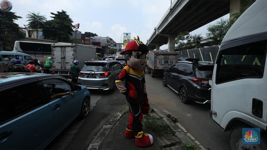 Lalu lintas Jalan KH Noer Ali Inspeksi Kalimalang macet berkilo-kilometer imbas penutupan ruas tol mengarah ke Cikampek pada Sabtu (7/5/2022). (CNBC Indonesia/Tri Susilo)