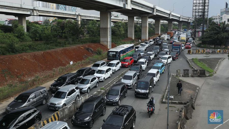 Lalu lintas Jalan KH Noer Ali Inspeksi Kalimalang macet berkilo-kilometer imbas penutupan ruas tol mengarah ke Cikampek pada Sabtu (7/5/2022). (վ/Tri Susilo)