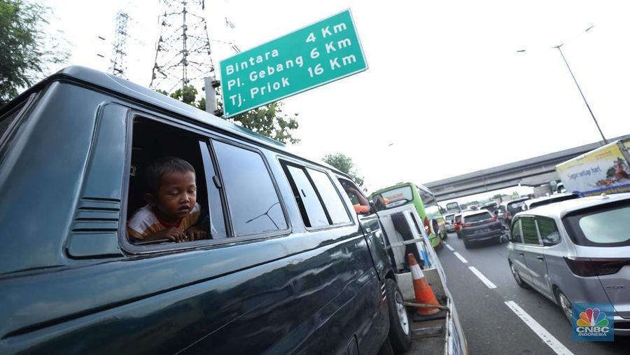 Lalu lintas Jalan KH Noer Ali Inspeksi Kalimalang macet berkilo-kilometer imbas penutupan ruas tol mengarah ke Cikampek pada Sabtu (7/5/2022). (CNBC Indonesia/Tri Susilo)