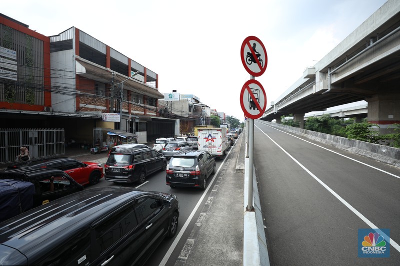 Lalu lintas Jalan KH Noer Ali Inspeksi Kalimalang macet berkilo-kilometer imbas penutupan ruas tol mengarah ke Cikampek pada Sabtu (7/5/2022). (CNBC Indonesia/Tri Susilo)